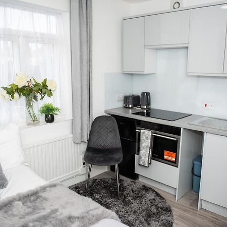 Small But Cozy Studio, Great Tube Connection London Bagian luar foto